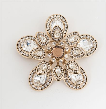 VALENTINO Spilla a fiore realizzata in metallo dorato decorata con pietre...
