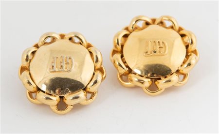 GIANFRANCO FERRÈ Orecchini a clip in metallo dorato centrati da logo. Anni...