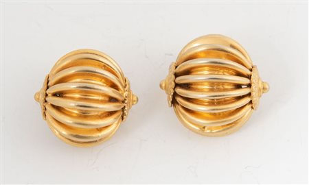 GIANFRANCO FERRÈ Orecchini a clip in metallo dorato. Anni '80. Cm 3x2,5 cad....