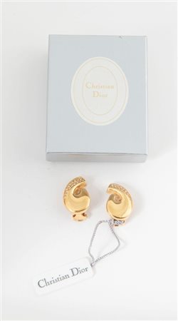 CHRISTIAN DIOR Orecchini a clip in metallo dorato decorati con zirconi. Cm...