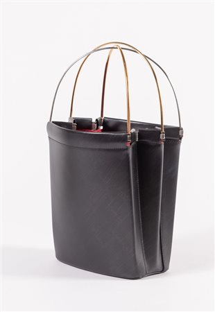 CARTIER Borsa a mano in pelle nera con manico in metallo dorato e argentato....