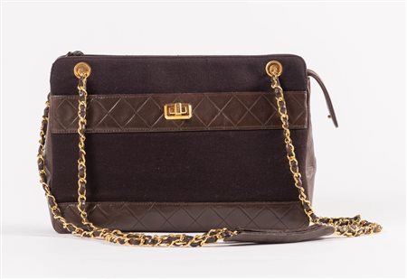 CHANEL Borsa da spalla in tela e pelle trapuntata marrone con dettagli e...