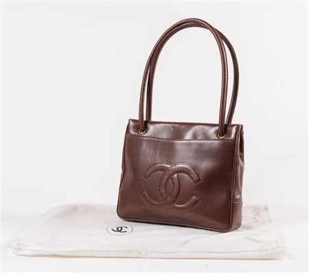 CHANEL Borsa da spalla in pelle lavorata marrone con dettaglio del logo...