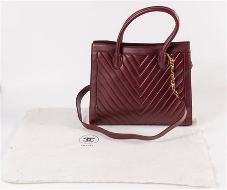 CHANEL Borsa da spalla in pelle bordeaux trapuntata con dettagli in metallo...