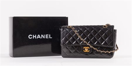 CHANEL Borsa da spalla modello 2.55 in pelle nera lucida con dettagli e...