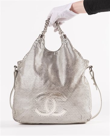 CHANEL Borsa a mano/tracolla modello Rodeo Drive in pelle traforata argentata...