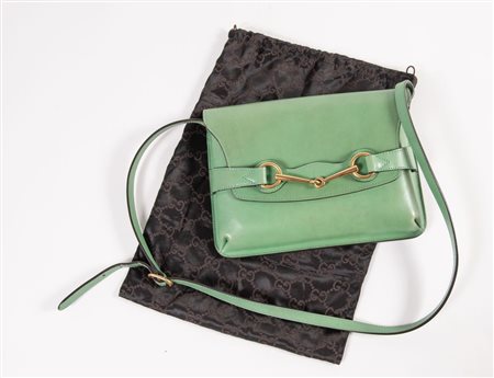 GUCCI Borsa da spalla in pelle verde con dettagli in metallo dorato....