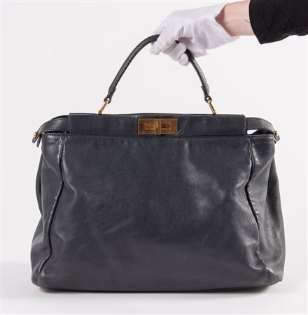 FENDI Borsa da spalla modello Peekaboo in pelle blu con rifiniture in metallo...