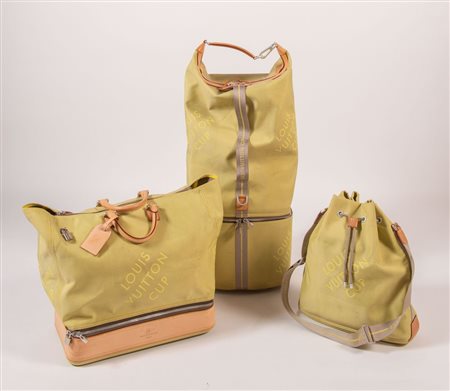 LOUIS VUITTON CUP Lotto composto da tre borsoni verdi con rifiniture in cuoio...