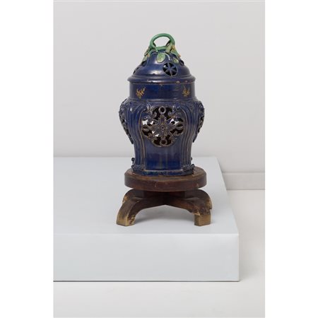 MANIFATTURA EUROPEA DEL XIX SECOLO, Stufa in maiolica