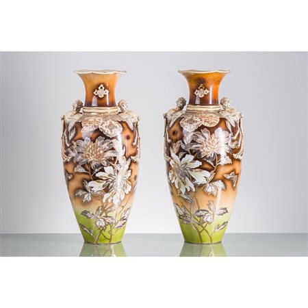 MANIFATTURA GIAPPONESE XIX SECOLO, Coppia di vasi Satsuma