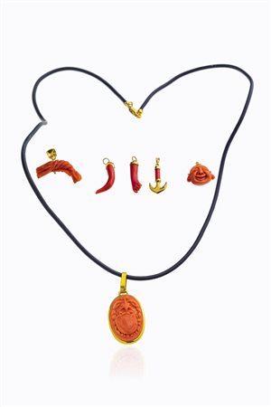 LOTTO DI SEI CIONDOLI IN CORALLO