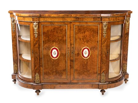  
Credenza in radica con finiture in bronzo dorato, XIX secolo 
 cm 114x176,5x40