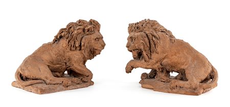  
Due sculture in terracotta raffiguranti leoni, fine del XIX secolo 
 cm 14x18x11