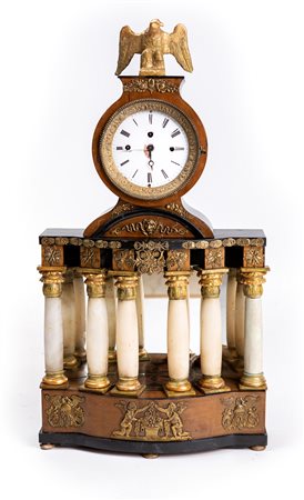  
Pendola in legno e alabastro, Austria, prima metà del XIX secolo 
 cm 70x38x12