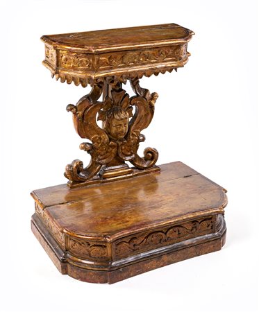  
Antico inginocchiatoio in legno intagliato e dorato 
 cm 78x70x49