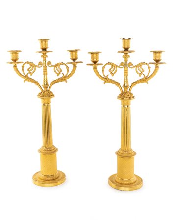  
Coppia di candelabri in bronzo dorato a tre luci, inizi del XIX secolo 
 cm 51x27x12