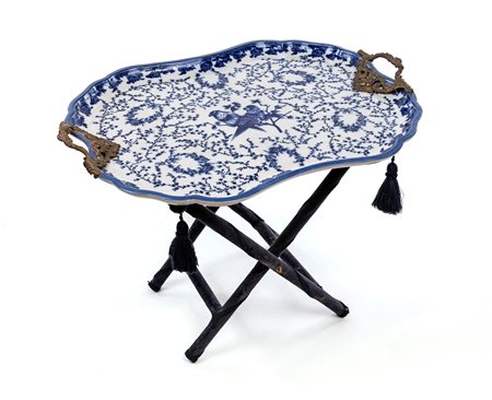  
Grande vassoio in porcellana inglese con table pliant, Royal Family 
 cm 78x56