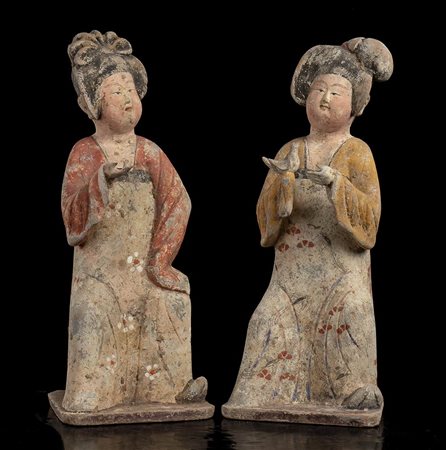 COPPIA DI FIGURE FEMMINILI 'FAT LADIES' IN CERAMICA PARZIALMENTE DIPINTACina, stile della dinastia Tang