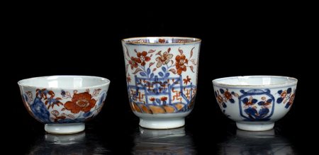 TRE TAZZINE IN PORCELLANA 'IMARI'
Cina, dinastia Qing, inizio del XVIII secolo