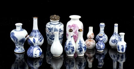 DODICI VASI IN MINIATURA IN PORCELLANA
Cina, dinastia Qing