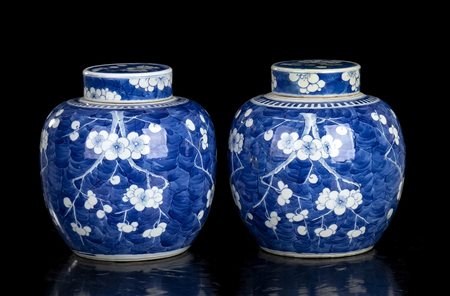 COPPIA DI GIARE CON COPERCHIO IN PORCELLANA 'BIANCO E BLU'
Cina, inizio del XX secolo