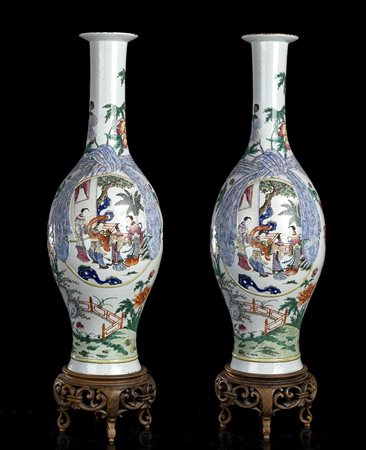 COPPIA DI GRANDI E IMPORTANTI VASI IN PORCELLANA CON DECORO POLICROMO
Cina, dinastia Qing, XIX secolo
