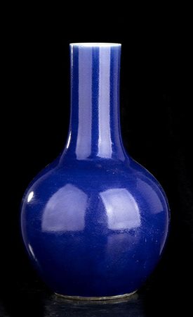 VASO A BOTTIGLIA IN PORCELLANA CON INVETRIATURA BLU
Cina, dinastia Qing