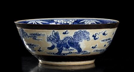 GRANDE BACILE IN PORCELLANA 'BIANCO E BLU'
Cina, dinastia Qing, XIX secolo
