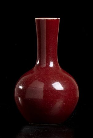 VASO A BOTTIGLIA IN PORCELLANA CON INVETRIATURA 'SANGUE DI BUE'
Cina, inizio del XX secolo