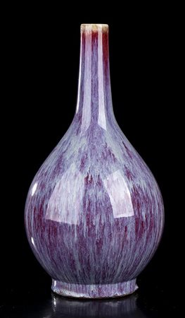 VASO A BOTTIGLIA IN PORCELLANA CON INVETRIATURA FLAMBÉ
Cina, XX secolo