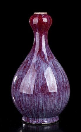 VASO A BOTTIGLIA IN PORCELLANA CON INVETRIATURA FLAMBÉ
Cina, XX secolo