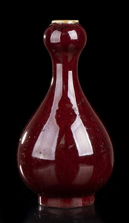 VASO A BOTTIGLIA IN PORCELLANA CON INVETRIATURA FLAMBÉ
Cina, XX secolo