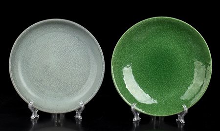 DUE PIATTI IN PORCELLANA CON INVETRIATURA MONOCROMA
Cina, XX secolo