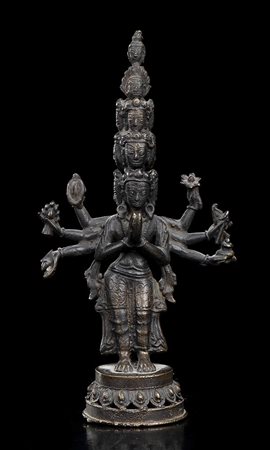 AVALOKITESVARA CON OTTO BRACCIA E DIECI TESTE IN BRONZO
Tibet, inizio del XX secolo  
