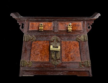 PICCOLO STIPO PORTAGIOIE IN LEGNO E METALLOCina, XX secolo  