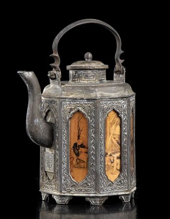 VERSATOIO IN PELTRO
Cina, XX secolo  