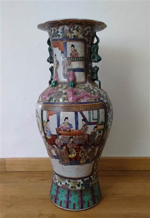 GRANDE VASO A BALAUSTRO IN PORCELLANA CON DECORO POLICROMO
Cina, XX secolo