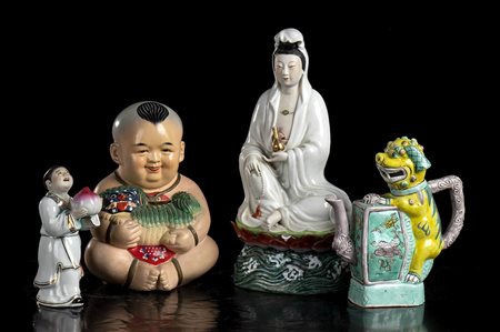 QUATTRO OGGETTI IN PORCELLANA POLICROMA
Cina, XX secolo