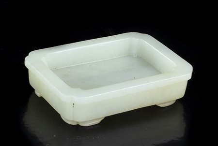 PICCOLO VASSOIO IN GIADA VERDE CHIARO
Cina, XIX-XX secolo