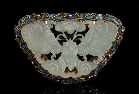 SPILLA IN METALLO PARZIALMENTE SMALTATO CON INSERTO IN GIADA BIANCA
Cina, XX secolo