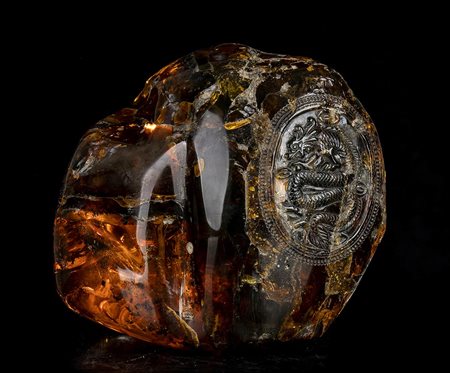 GRANDE CIOTTOLO DI AMBRA CON INCLUSIONI