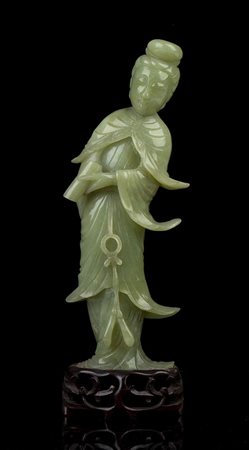 FIGURA FEMMINILE IN PIETRA VERDE
Cina, XX secolo