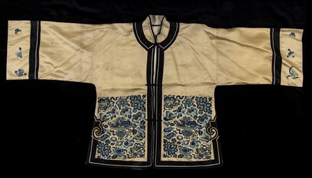 GIACCA FEMMINILE IN SETA LAVORATA A RICAMO
Cina, dinastia Qing, fine del XIX secolo