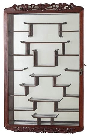 VETRINA IN LEGNO E VETRO
Cina, XX secolo