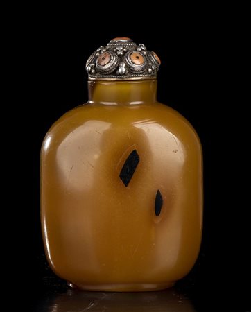 SNUFF BOTTLE IN VETRO CON TAPPO IN METALLO
Cina, inizio del XX secolo