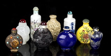 NOVE SNUFF BOTTLES IN MATERIALI DIVERSI
Cina, XX secolo