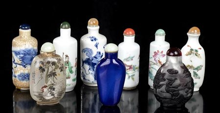 NOVE SNUFF BOTTLES IN MATERIALI DIVERSI
Cina, XX secolo