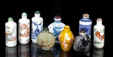 NOVE SNUFF BOTTLES IN MATERIALI DIVERSI
Cina, XX secolo