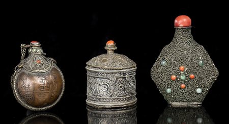 TRE SNUFF BOTTLES IN METALLO
Cina, XX secolo